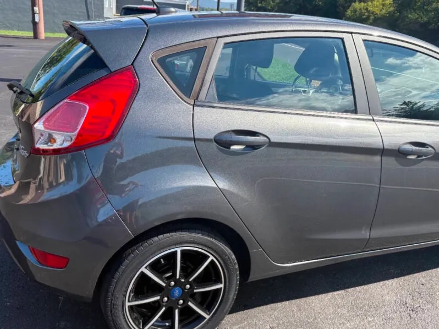 2016 Ford Fiesta SE photo 1