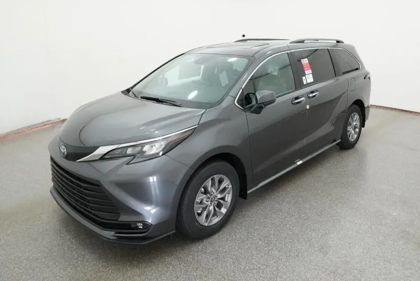 2025 Toyota Sienna XLE photo 1