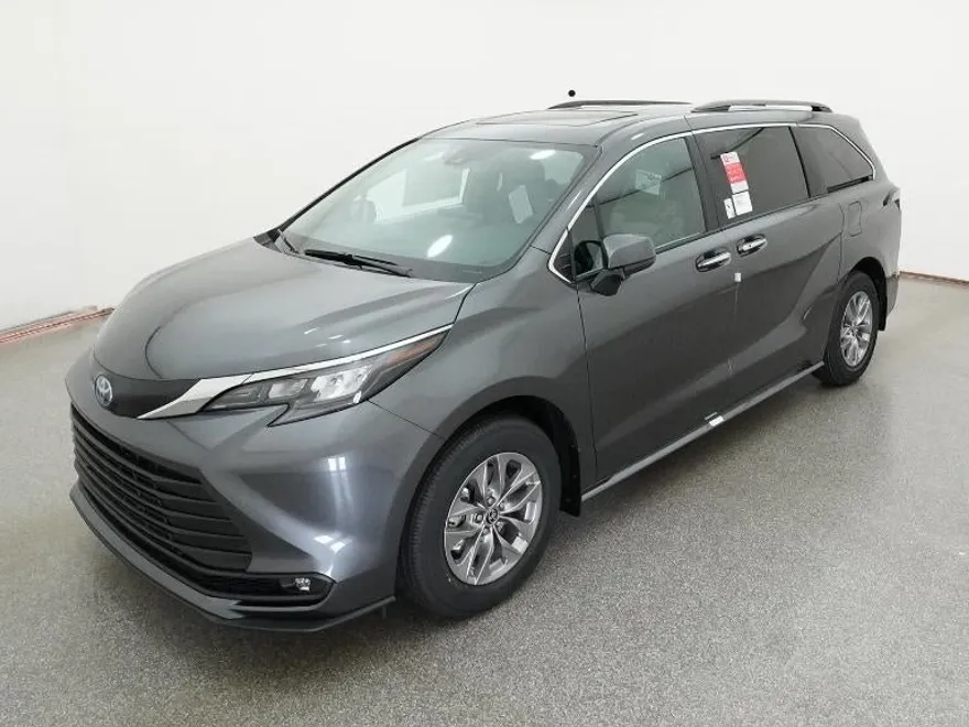 2025 Toyota Sienna XLE photo 1