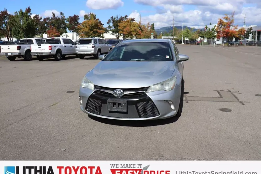 2016 Toyota Camry SE photo 1