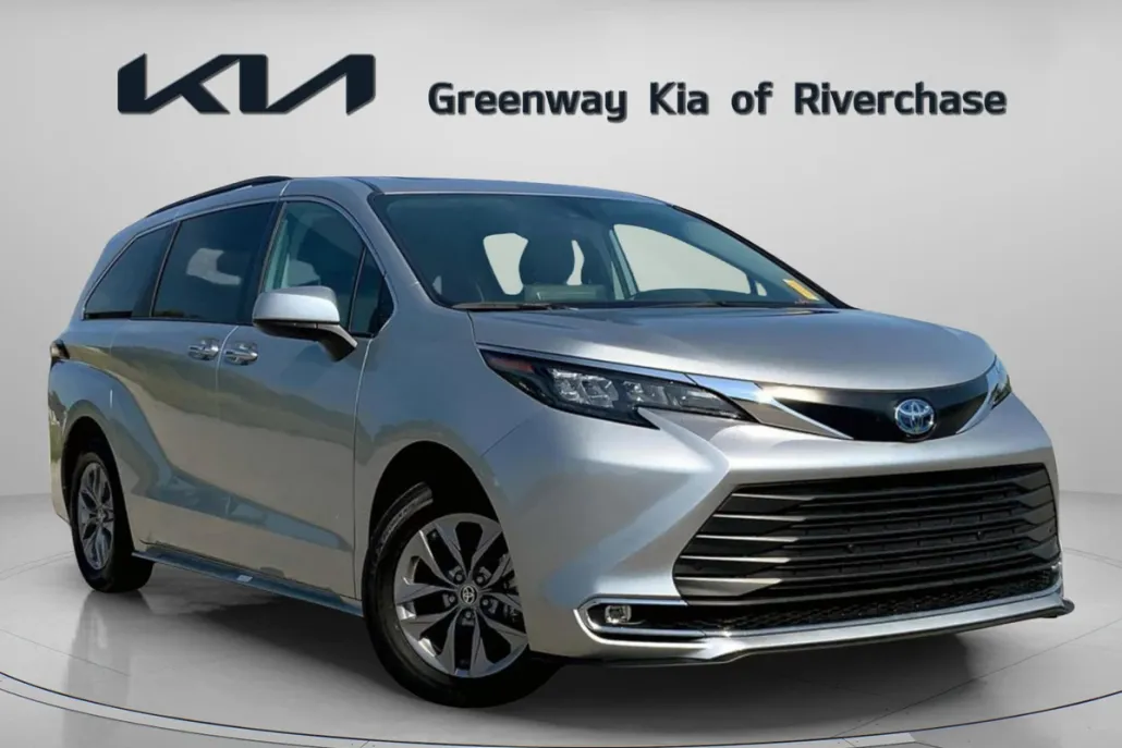 2024 Toyota Sienna XLE photo 1