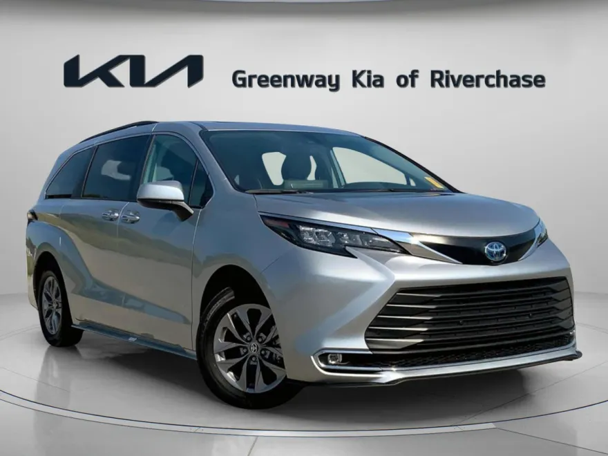 2024 Toyota Sienna XLE photo 1