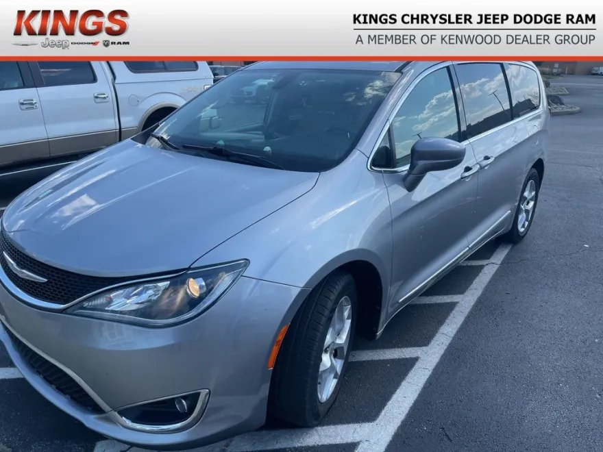 2017 Chrysler Pacifica Touring L photo 1