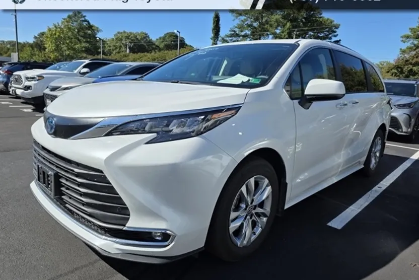 2024 Toyota Sienna XLE photo 1
