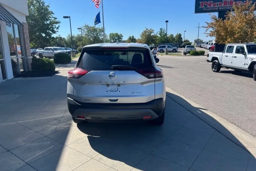 2021 Nissan Rogue SV photo 1