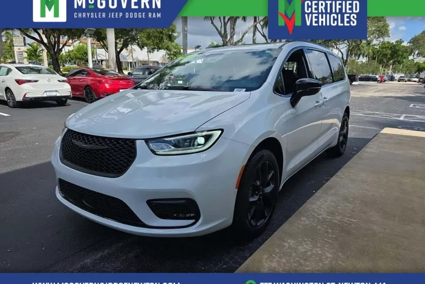 2024 Chrysler Pacifica Limited photo 1