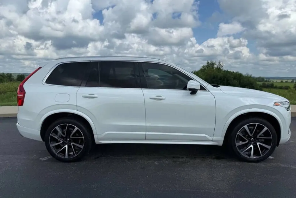 2020 Volvo XC90 T6 Momentum photo 1