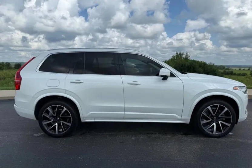 2020 Volvo XC90 T6 Momentum photo 1