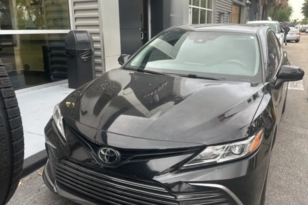 2022 Toyota Camry LE photo 1