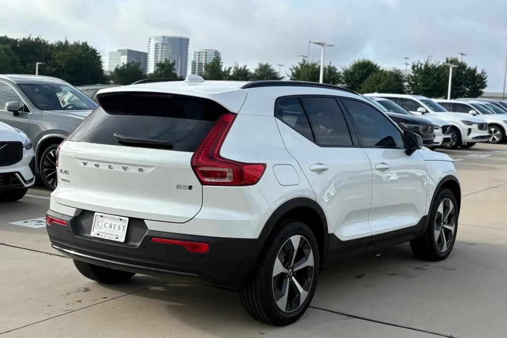 2026 Volvo XC40 Plus photo 1