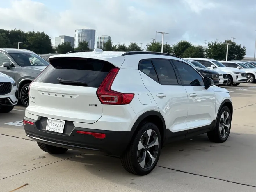 2026 Volvo XC40 Plus photo 1