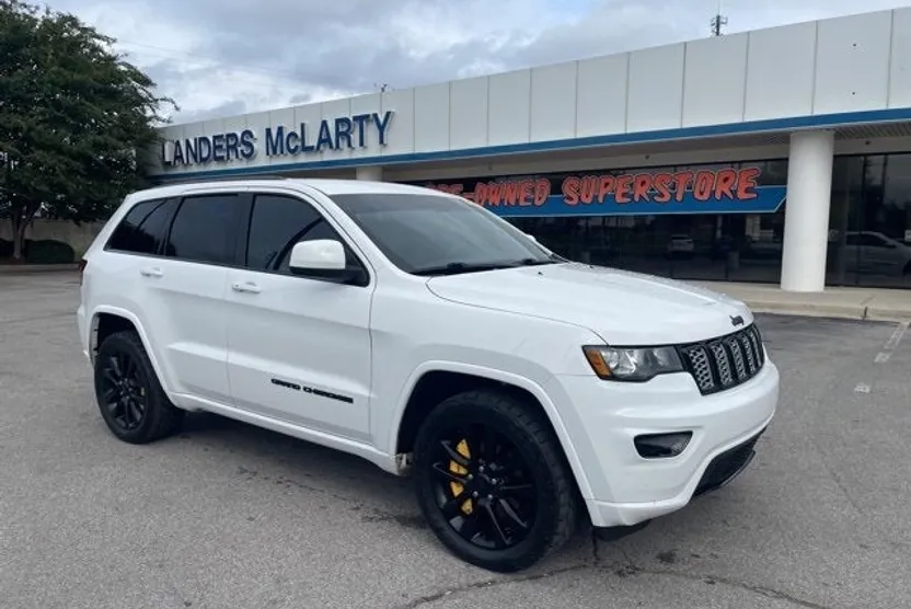 2017 Jeep Grand Cherokee Altitude photo 1