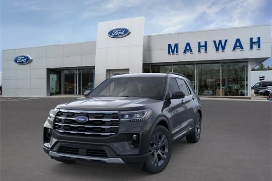 2025 Ford Explorer photo 1