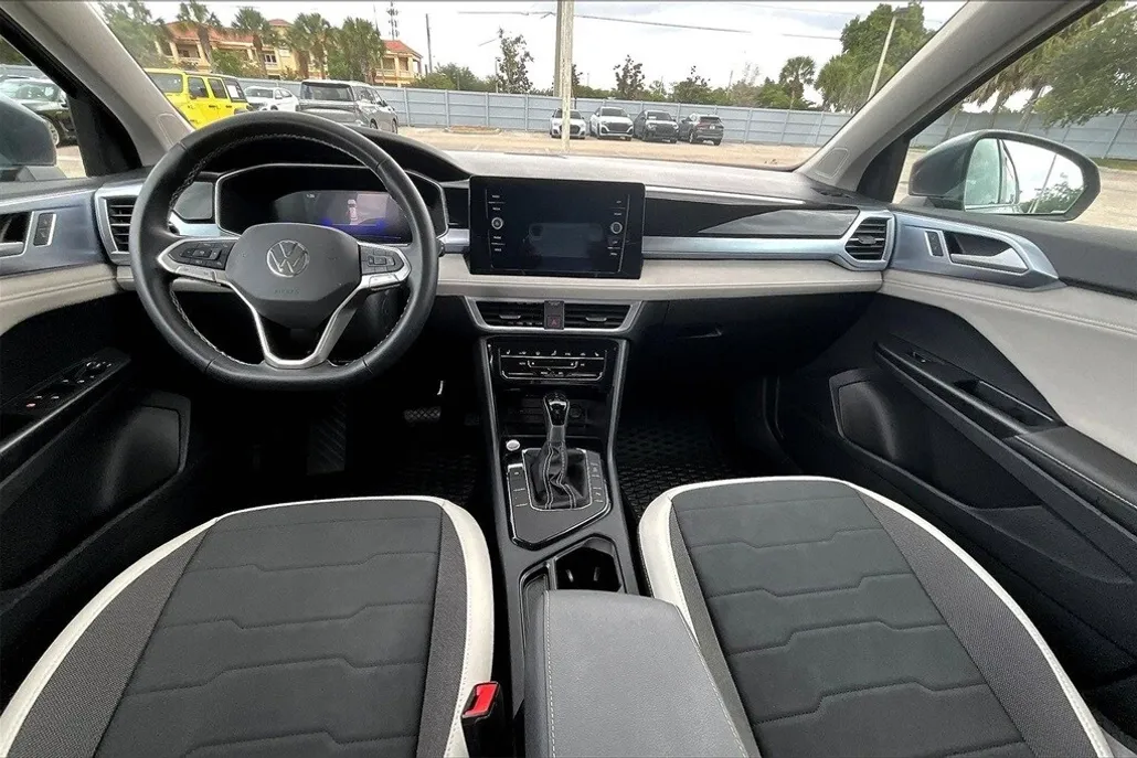2025 Volkswagen Taos SE photo 1