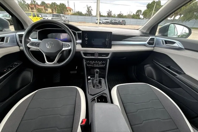 2025 Volkswagen Taos SE photo 1
