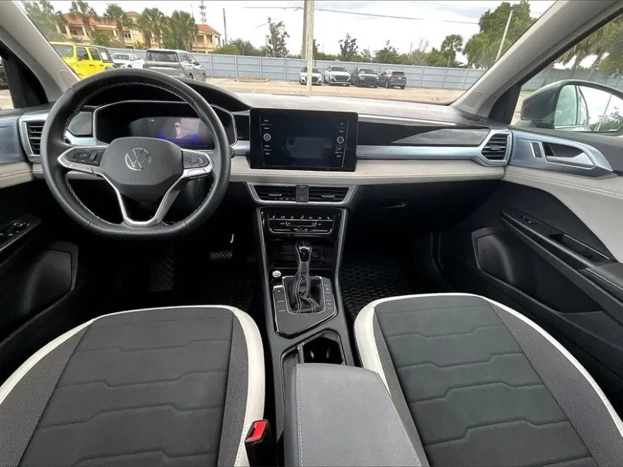 2025 Volkswagen Taos SE photo 1
