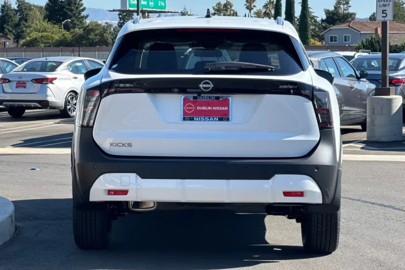 2026 Nissan Kicks SV photo 1