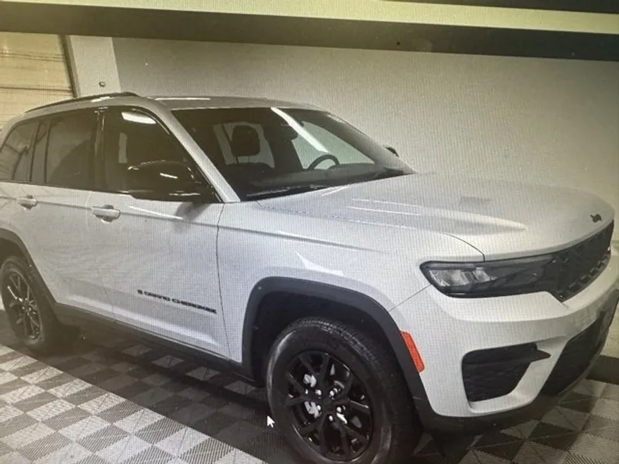 2024 Jeep Grand Cherokee Altitude photo 1