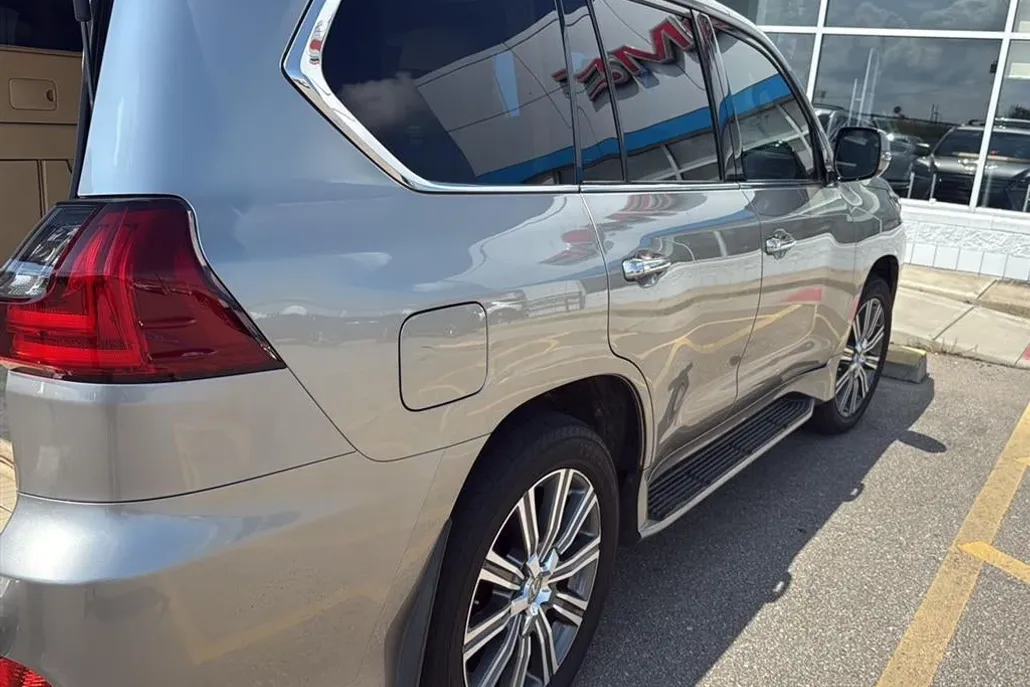 2016 Lexus LX 570 photo 1