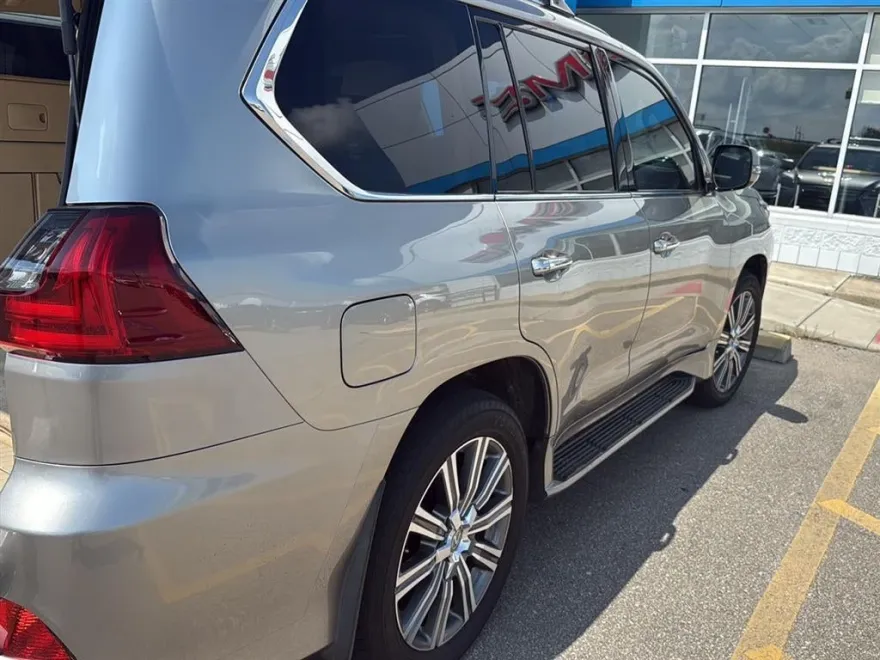 2016 Lexus LX 570 photo 1