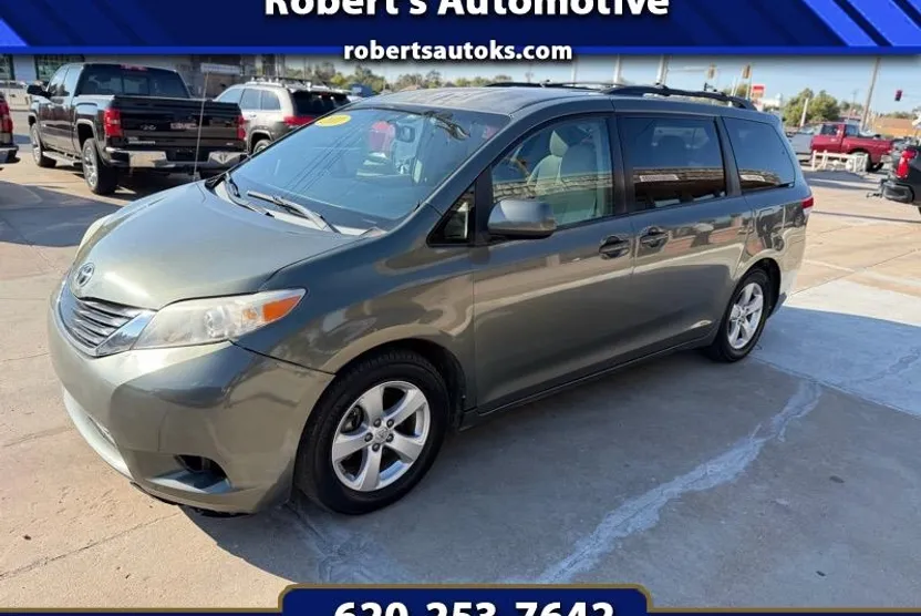 2011 Toyota Sienna LE photo 1