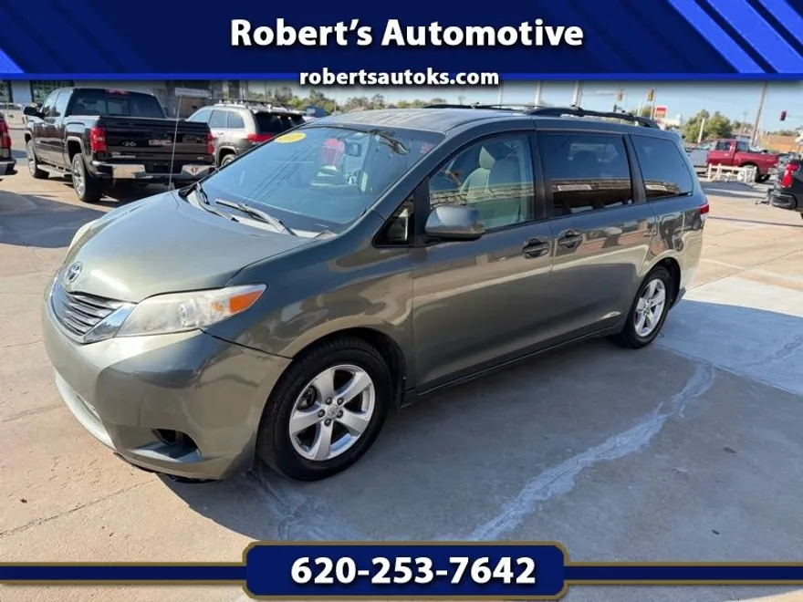 2011 Toyota Sienna LE photo 1