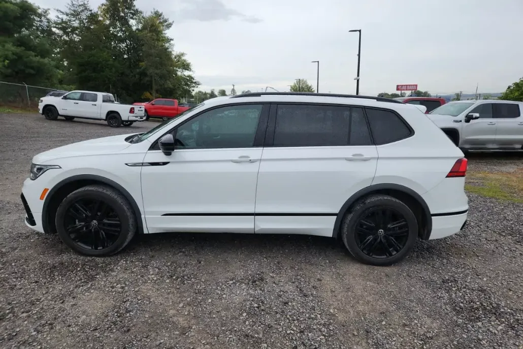 2022 Volkswagen Tiguan SE R-Line Black photo 1
