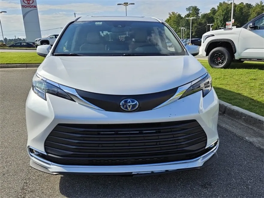 2024 Toyota Sienna XLE photo 1