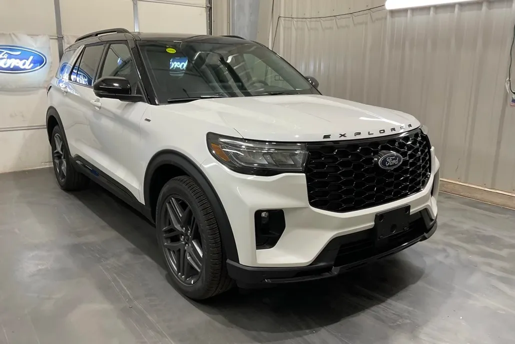 2025 Ford Explorer ST-Line photo 1