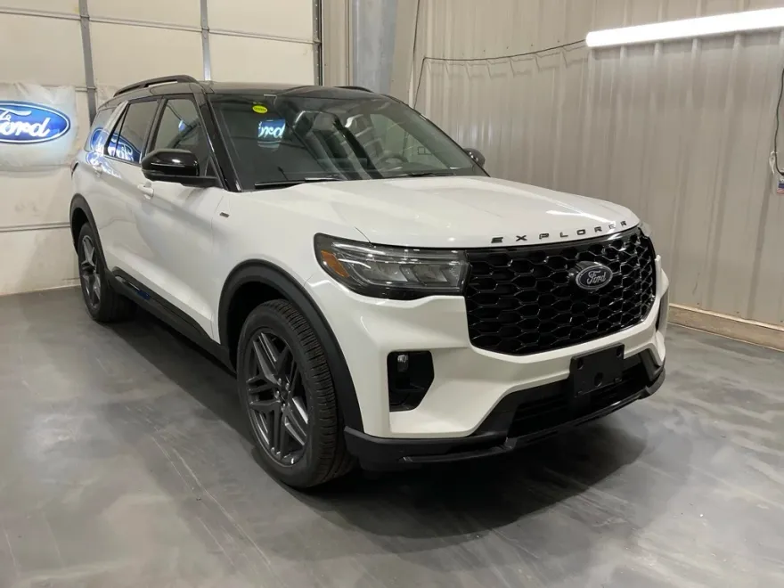 2025 Ford Explorer ST-Line photo 1