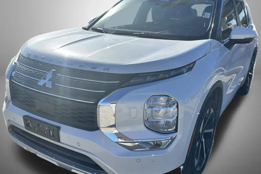 2023 Mitsubishi Outlander SE photo 1
