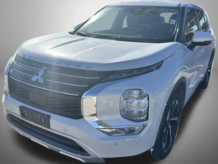 2023 Mitsubishi Outlander SE photo 1
