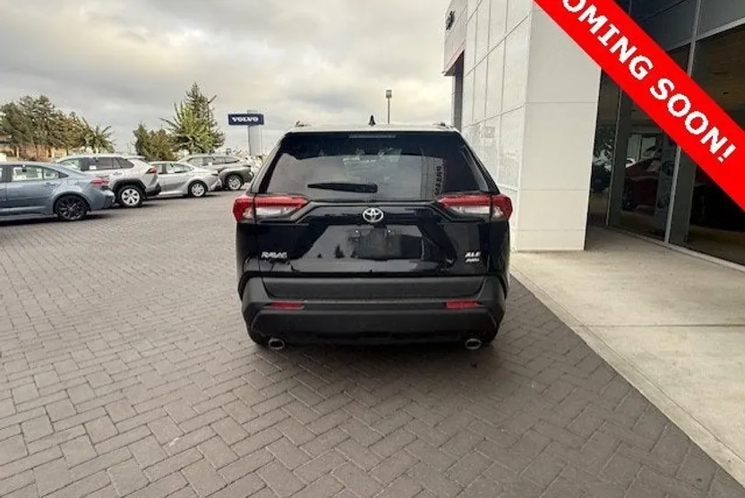 2023 Toyota RAV4 XLE photo 1