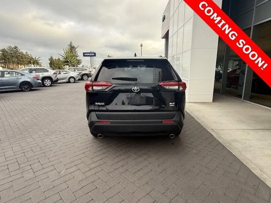 2023 Toyota RAV4 XLE photo 1
