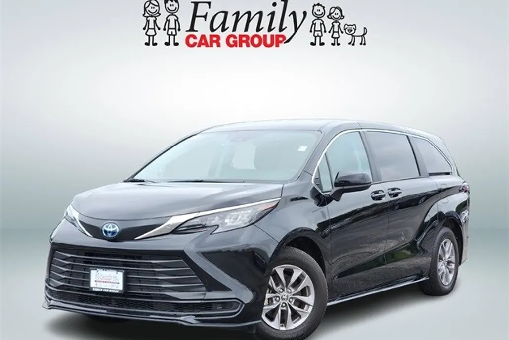 2024 Toyota Sienna LE photo 1