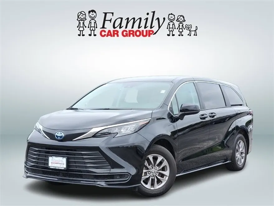 2024 Toyota Sienna LE photo 1
