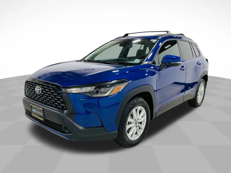 2022 Toyota Corolla Cross LE photo 1