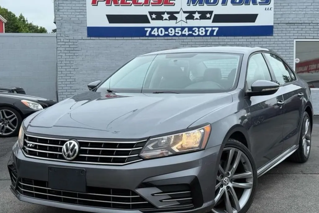 2018 Volkswagen Passat 2.0T R-Line photo 1