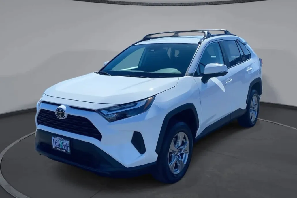 2022 Toyota RAV4 XLE photo 1