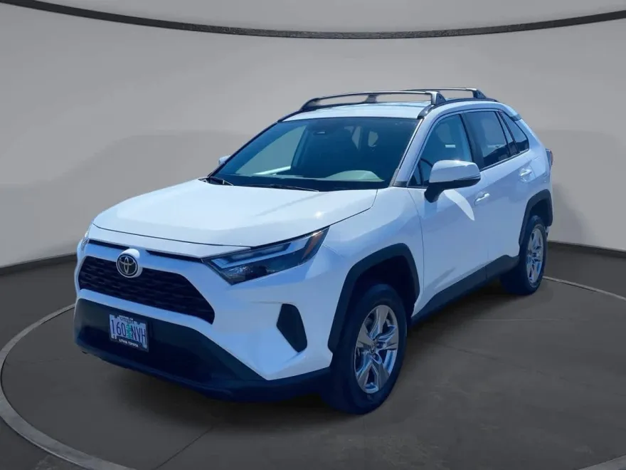 2022 Toyota RAV4 XLE photo 1