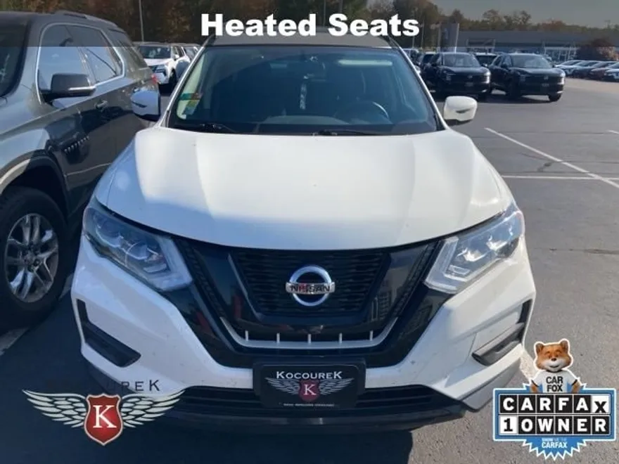 2017 Nissan Rogue SV photo 1