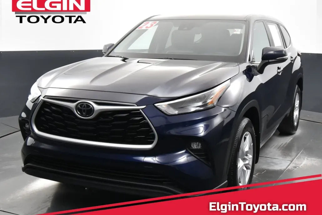 2023 Toyota Highlander LE photo 1