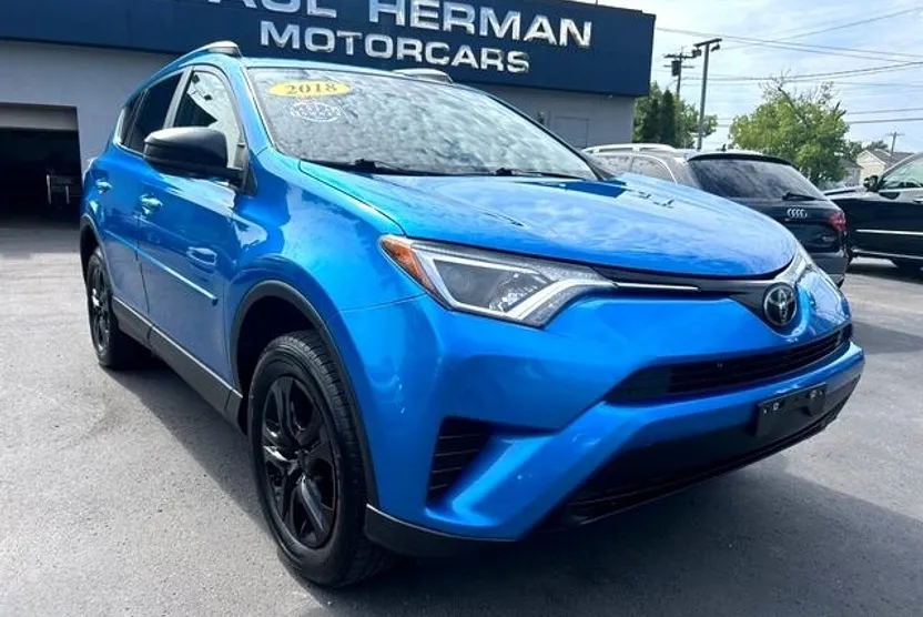 2018 Toyota RAV4 LE photo 1