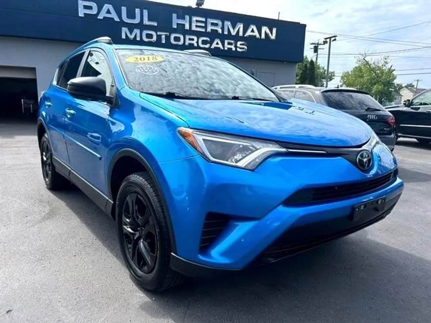 2018 Toyota RAV4 LE photo 1