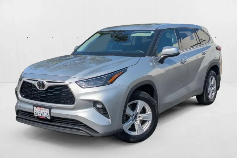 2022 Toyota Highlander LE photo 1