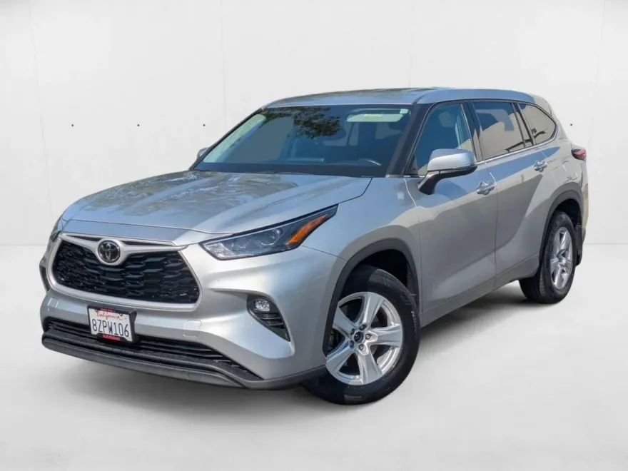 2022 Toyota Highlander LE photo 1