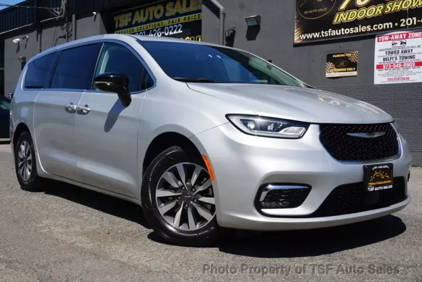 2024 Chrysler Pacifica Hybrid photo 1