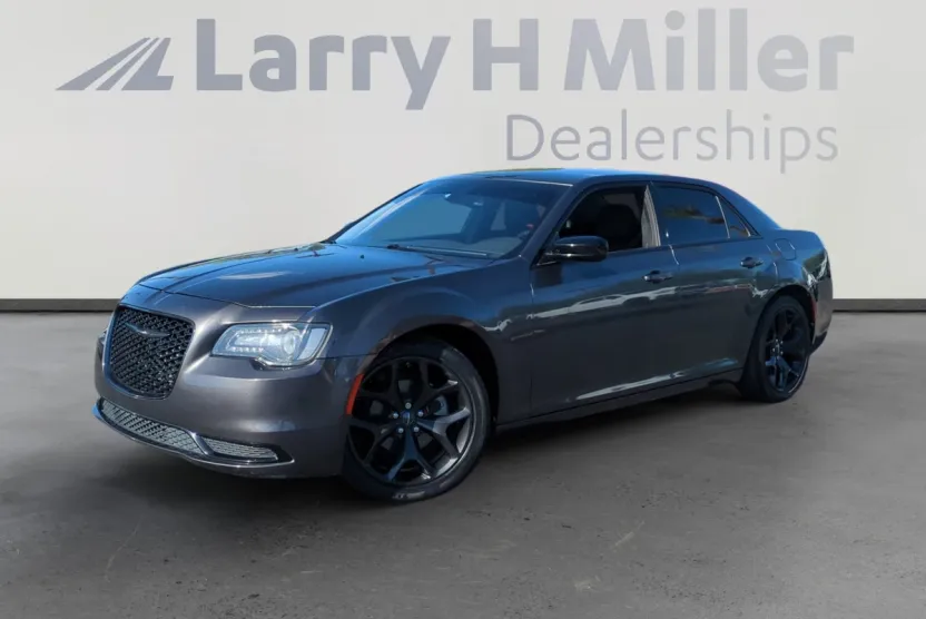 2022 Chrysler 300 Touring photo 1