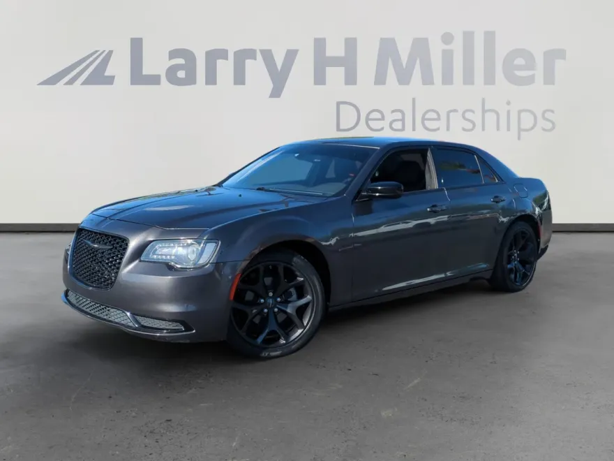 2022 Chrysler 300 Touring photo 1