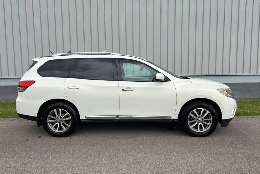 2014 Nissan Pathfinder SL photo 1
